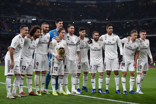 Luka Modric ofrece el Balón de Oro a la afición del Real Madrid en el Santiago Bernabéu