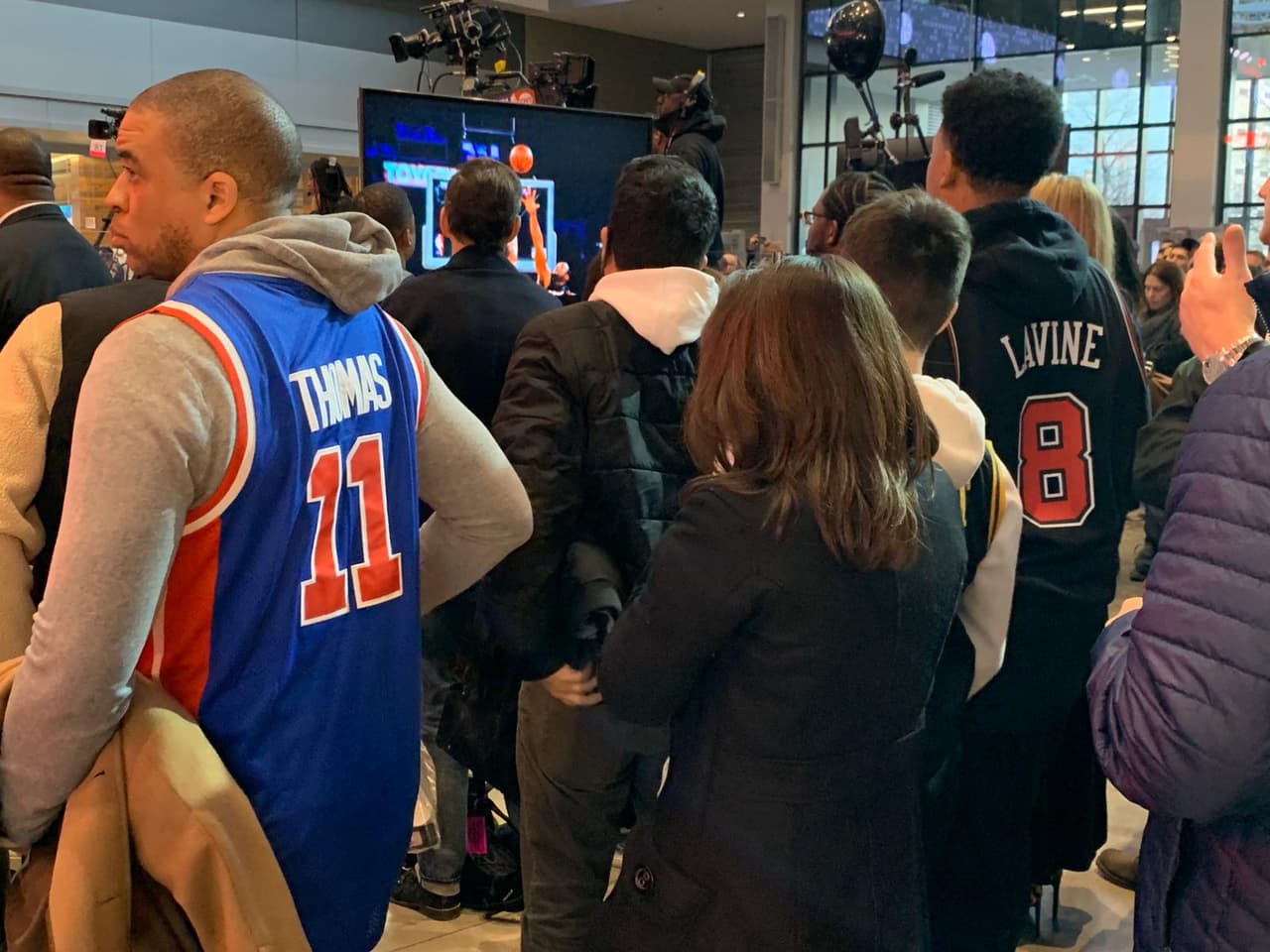 Así se vive la pasión del NBA All-Star Game muy colorido y con gente emocionada para disfrutar de este encuentro.