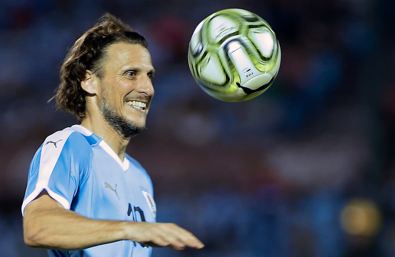 Diego Forlán, hospitalizado tras sufrir fuerte lesión jugando en liga amateur