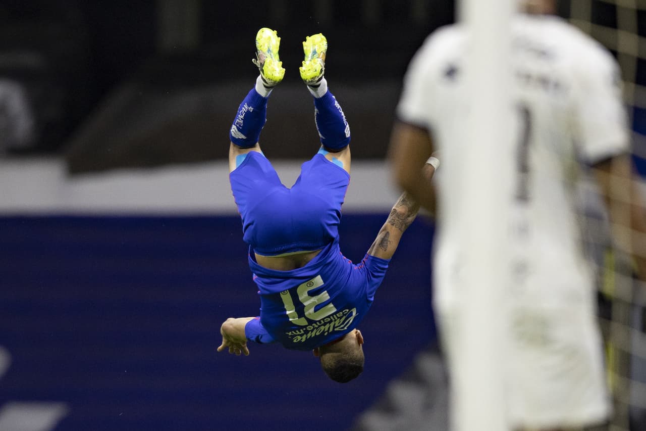 Dinenno rescató el resultado en la recta final para clasificar a la fiesta grande en segundo lugar. | Orbelín Pineda abrió el marcador para los cementeros; Juan Ignacio Dinenno (86’, 90’) emparejó los cartones y dio vuelta al juego en la recta final. Pumas y Cruz Azul clasifican directamente a la Liguilla en las posiciones segunda y cuarta, respectivamente.