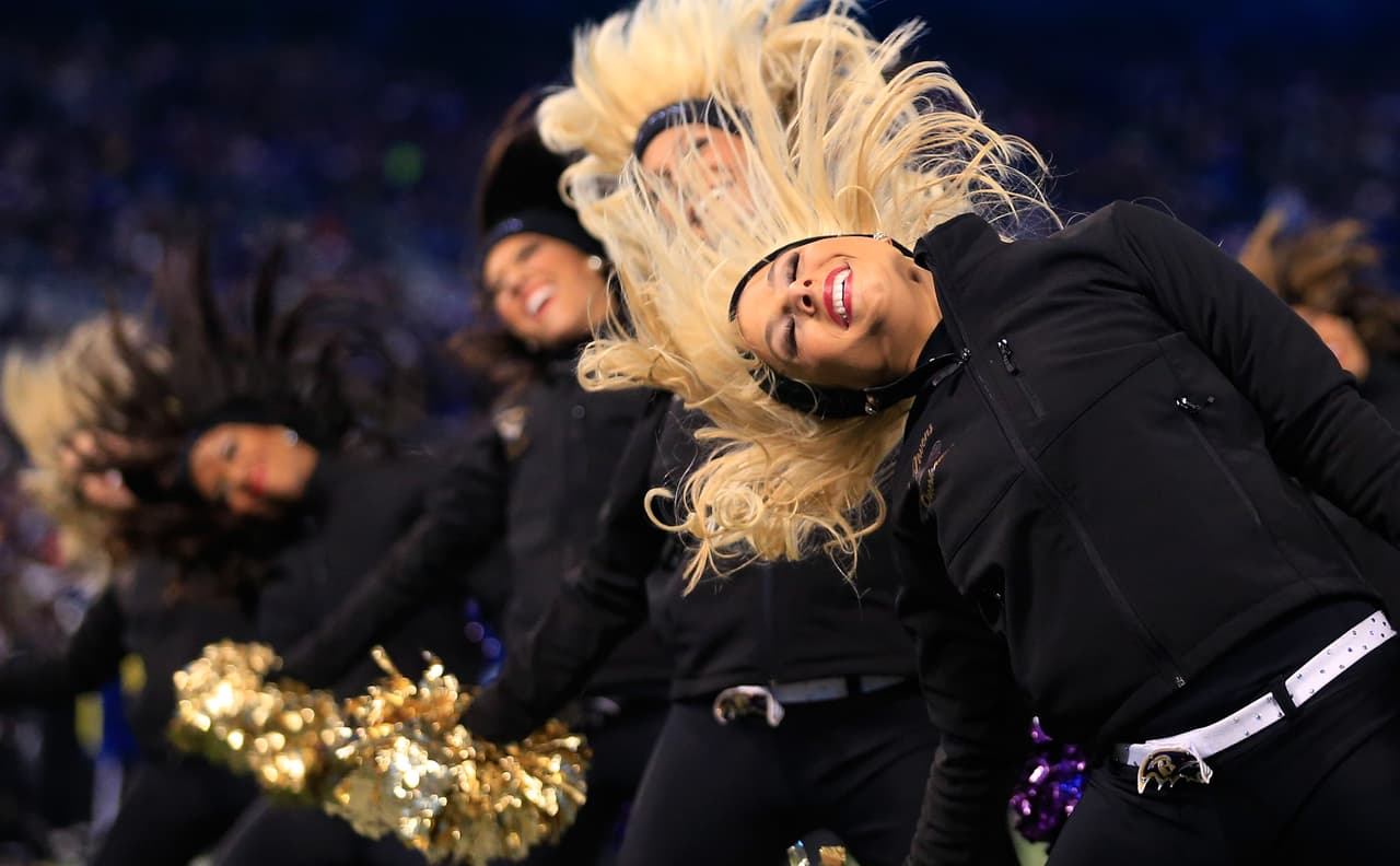 Con el invierno las cheerleaders de la NFL lucirán sus pantalones más ajustaditos y sexys para la temporada, checa lo que podrás ver.