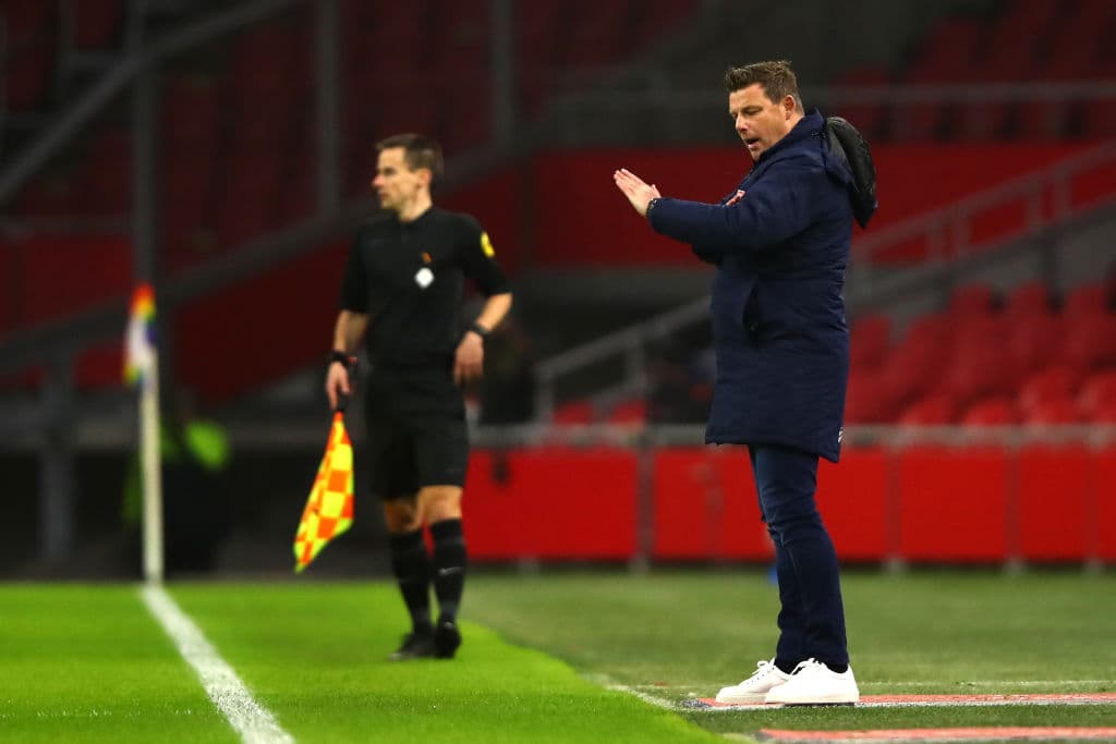 Huntelaar (7’) abrió el marcador y Promes (11’) creció la diferencia muy pronto. Matheus Dos Santos (35’) hizo el tercero y Gravenberch (90+2’) marcó el último. Edson Álvarez ingresó al 46’. Ajax lidera la competición del futbol neerlandés con 30 unidades luego de 12 encuentros disputados.