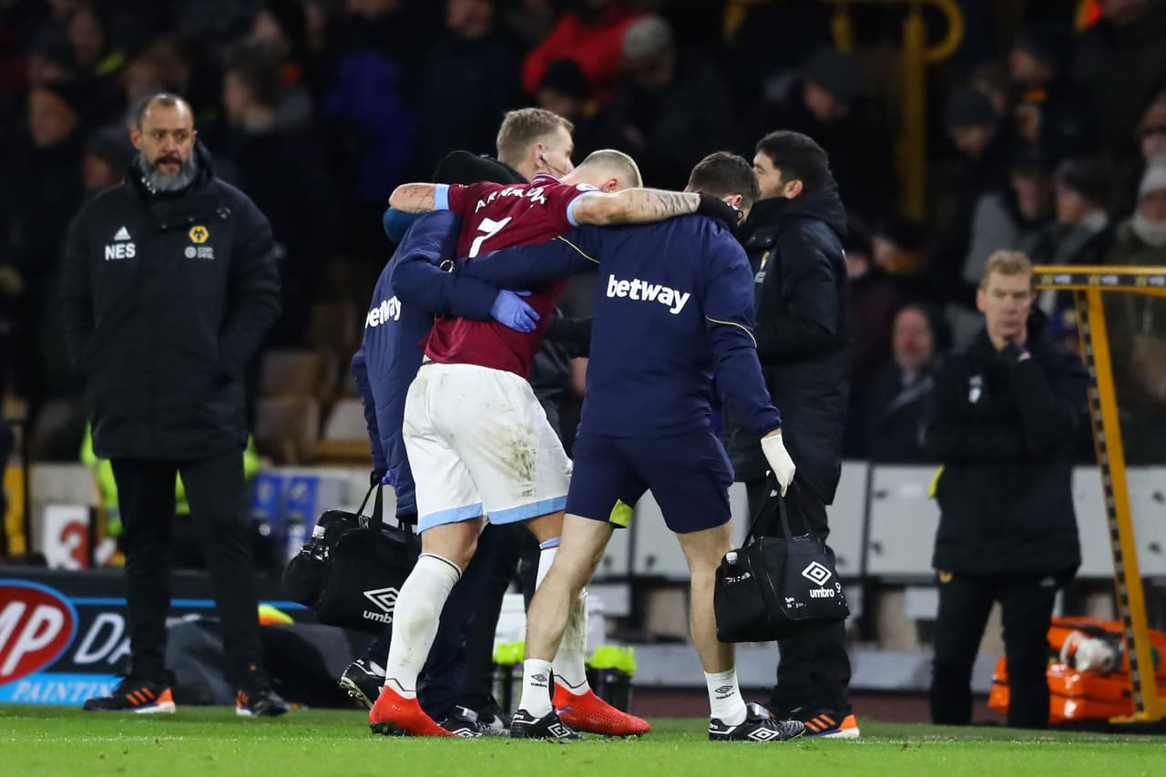 Las malas noticias para el West Ham aumentaron cuando Arnautovic tuvo que dejar el terreno de juego por una aparente lesión de rodilla. Su lugar lo ocupó el Chicharito.