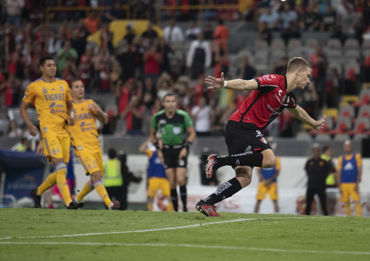 Atlas hizo valer su condición de local en el Estadio Jalisco y lleva ventaja para la vuelta de la Semifinal ante Tigres en el Universitario.