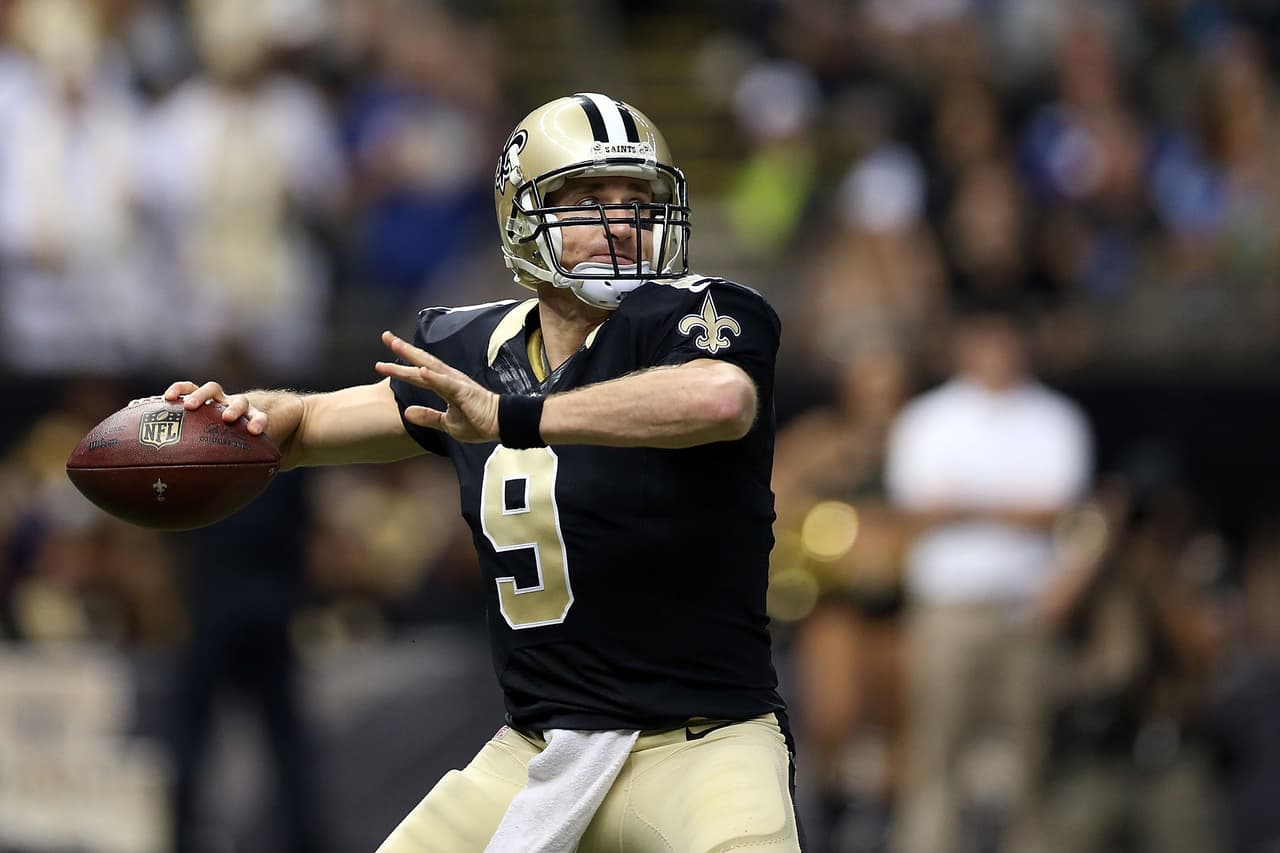 Brees y el integrante del Salón de la Fama Y.A. Tittle son los únicos en la historia de la NFL en pasar al menos 500 yardas y tener 7 pases de TD en un juego.