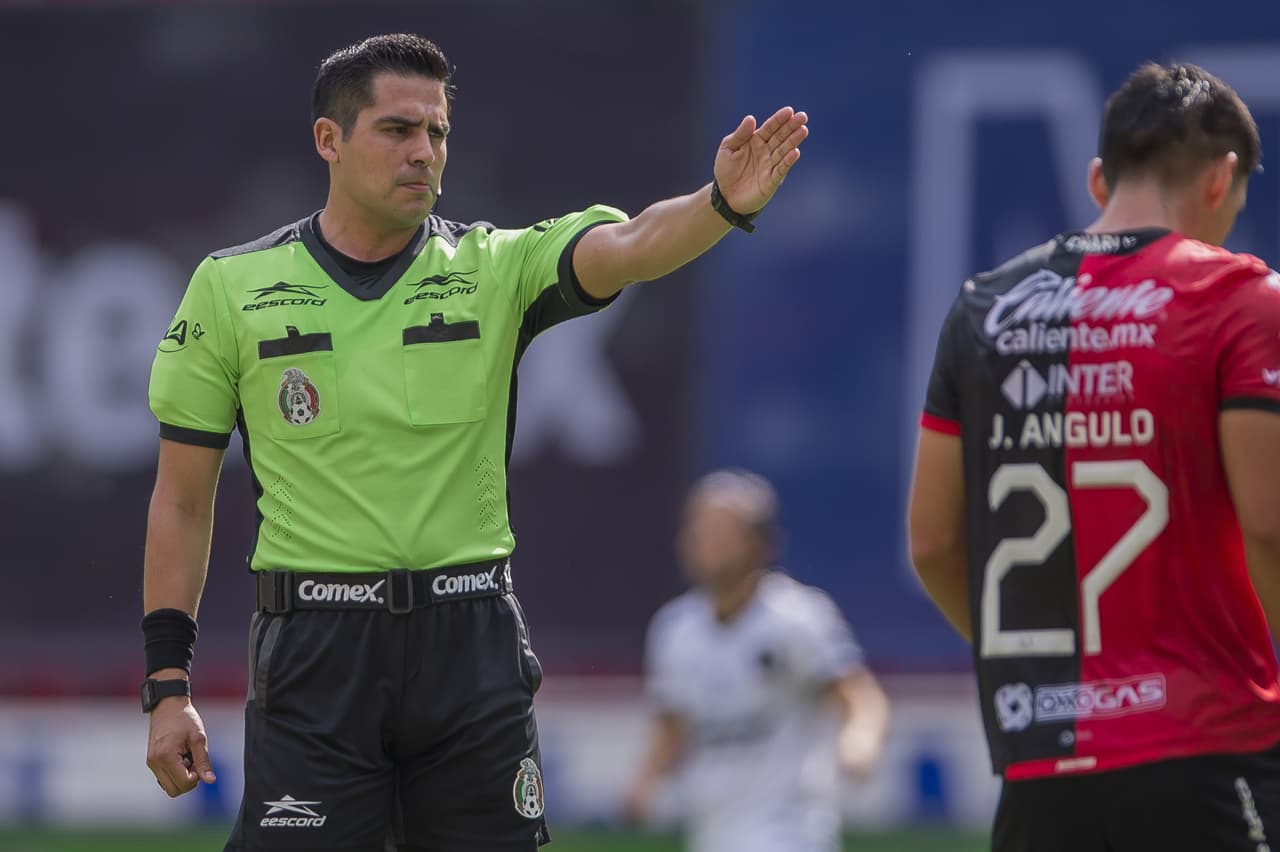 El duelo bajó de intensidad hacia la parte final del primer tiempo.