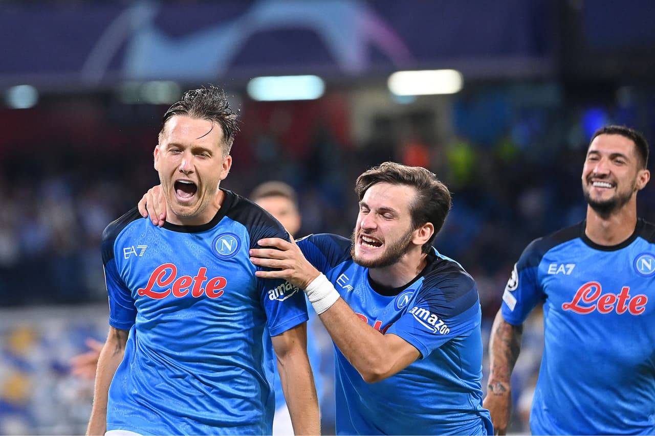 Napoli venció al Liverpool por 4-1 con un doblete de Piotr Zienlinski, así como los tantos de Anguissa y Giovanni Simeone. Hirving Lozano ingresó e la segunda parte, pero no pudo anotar.
