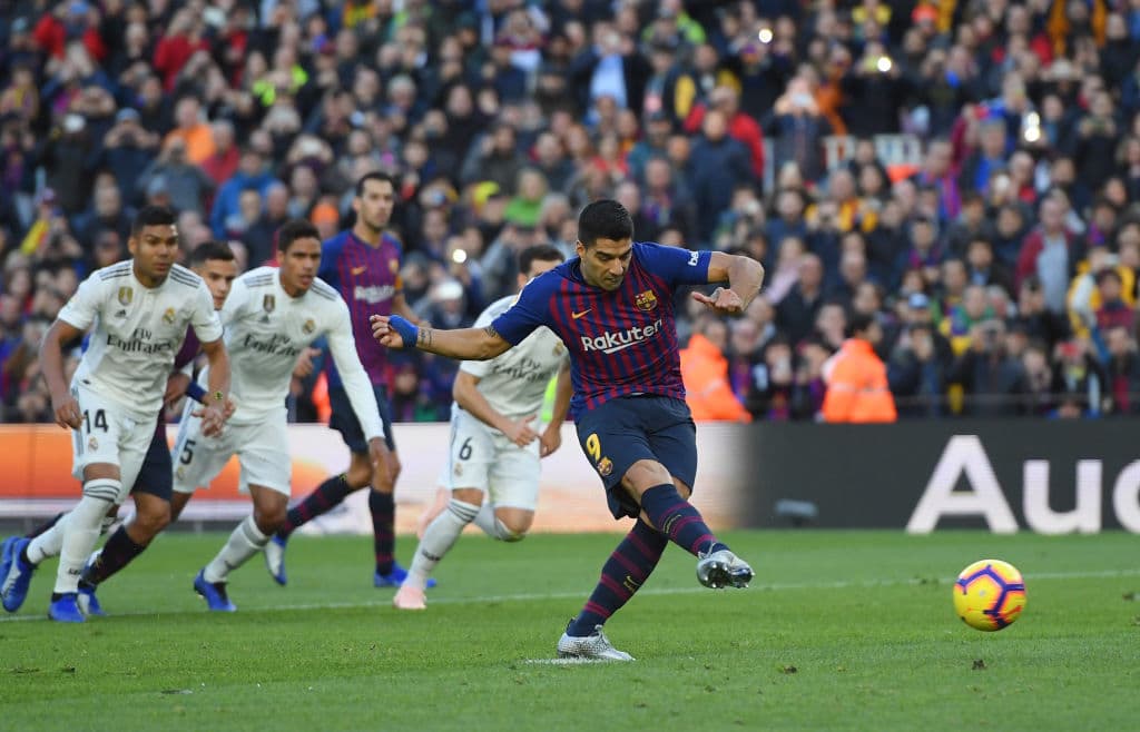 El delantero uruguayo Luis Suárez anotó el penal al minuto 29 para el 2-0 a favor del Barcelona, engañando a Thibaut Courtois (fuera de la foto).