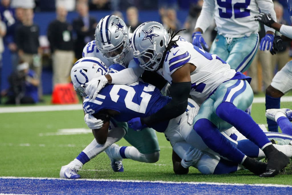 Por conducto de Marlon Mack, en acarreo de 1 yarda, los Colts se pusieron adelante en el juego 7-0 restando 6:09 en el primer cuarto. Pronto los de casa hicieron sentir la localía.