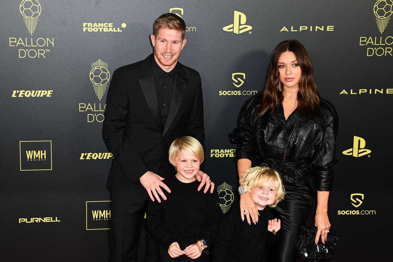 Kevin de Bruyne, en el Top 3, llegó con su familia.