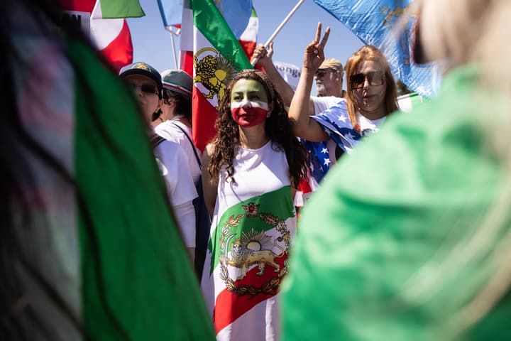 Afición de Irán protesta contra su selección previo al debut ante Nueva Zelanda