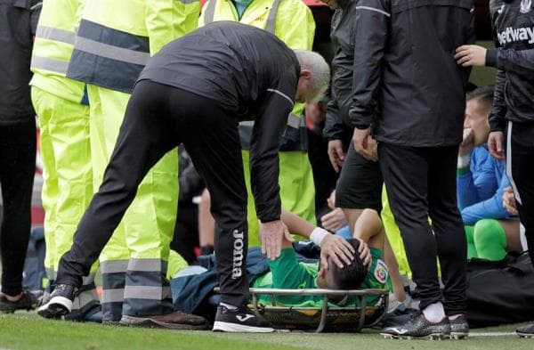 El mexicano Javier Aguirre, entrenador del Leganés, se acerca a su jugador Dimitrios Siovas tras lesionarse en una jugada del partido ante el Sevilla.