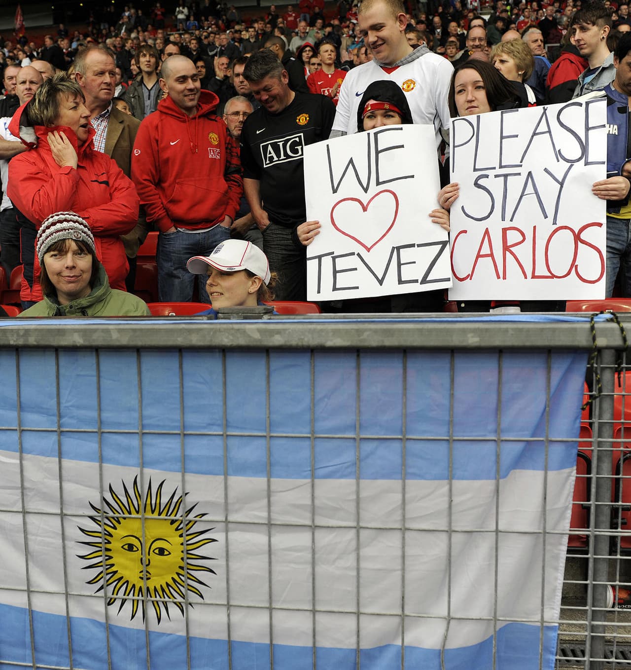 Los seguidores del Manchester United dieron muestras del cariño por el argentino Carlos Tévez, que fue goleador con el equipo en lo títulos de Premier League y de Champions League.