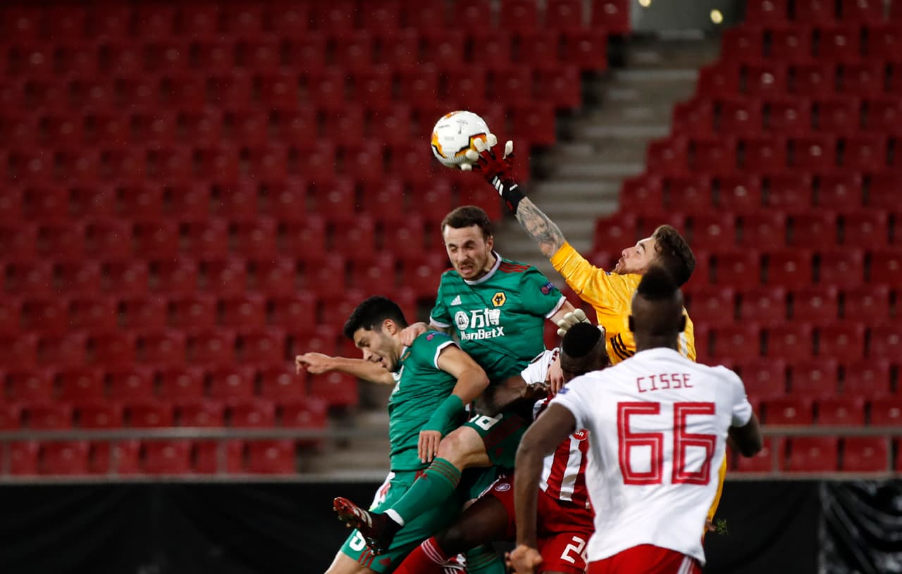 Diogo Jota obtiene un tiro libre para los Wolves por una falta de Valbuena.