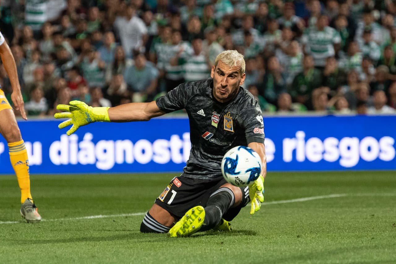 Nahuel Guzmán se estiró pero no pudo evitar el gol de los Guerreros.