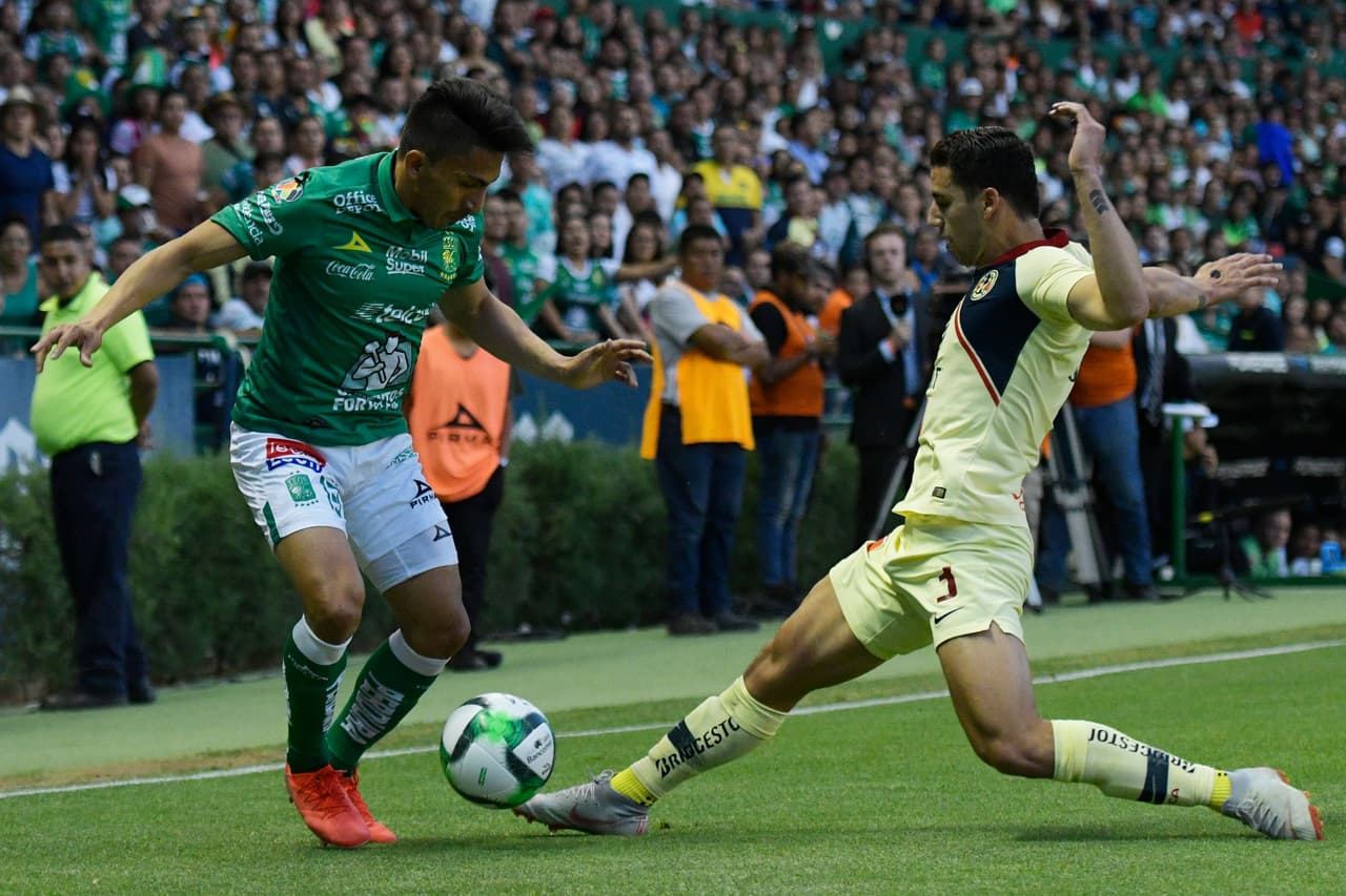 El ecuatoriano Ángel Mena (izquierda) sin duda fue el jugador que más luchó en la cancha por el León en los primeros 45 minutos.