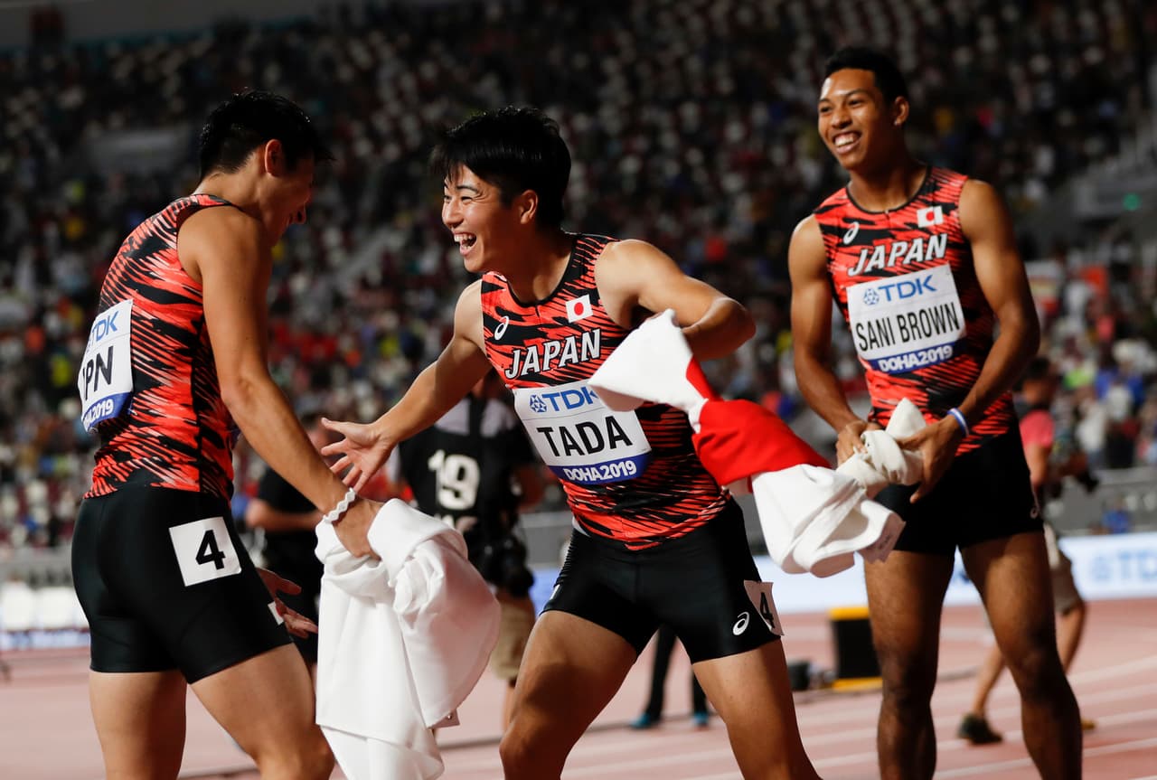 Los atletas comparten la emoción de sus logros en el mundial de atletismo en Doha.
