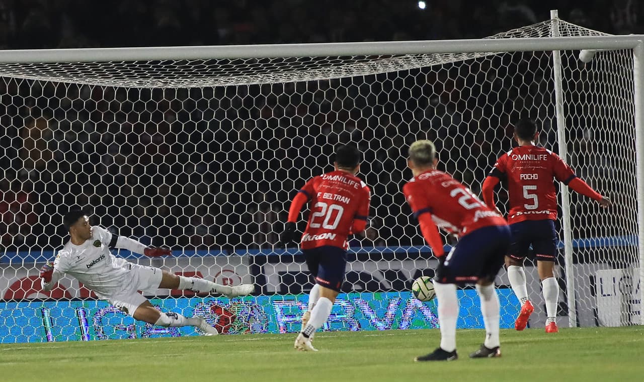 Chivas derrota a Bravos con goles de Víctor Guzmán y Carlos Cisneros para mantenerse invicto como visitante en el Clausura 2023 de la Liga MX.