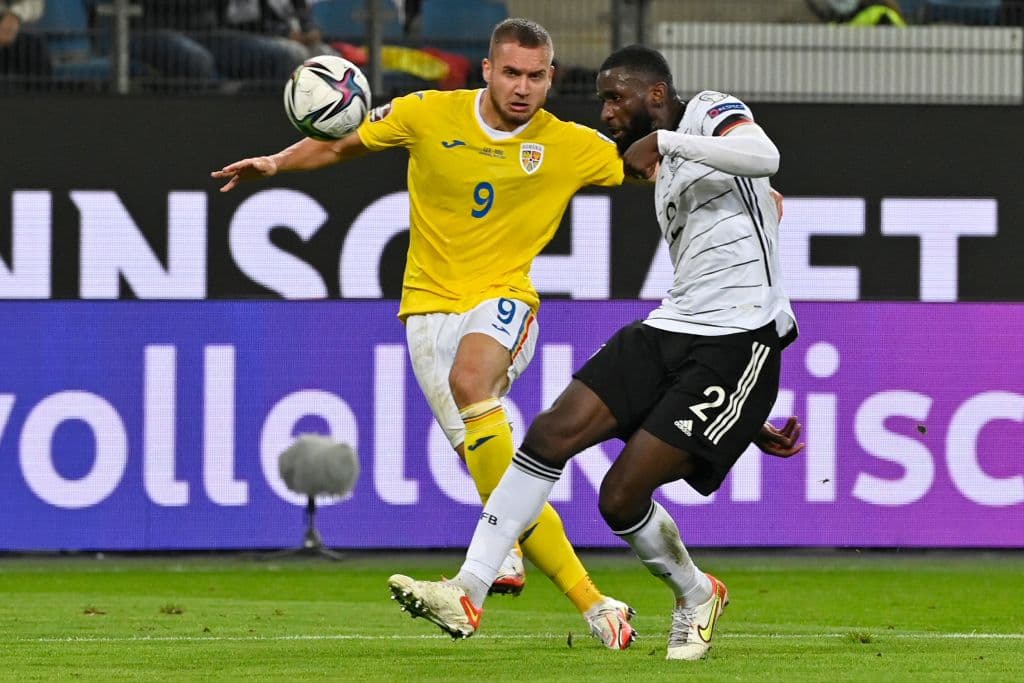 Serge Gnabry y Thomas Mueller le dan la alegría a la Alamenia y remontan 2-1 a Rumania.