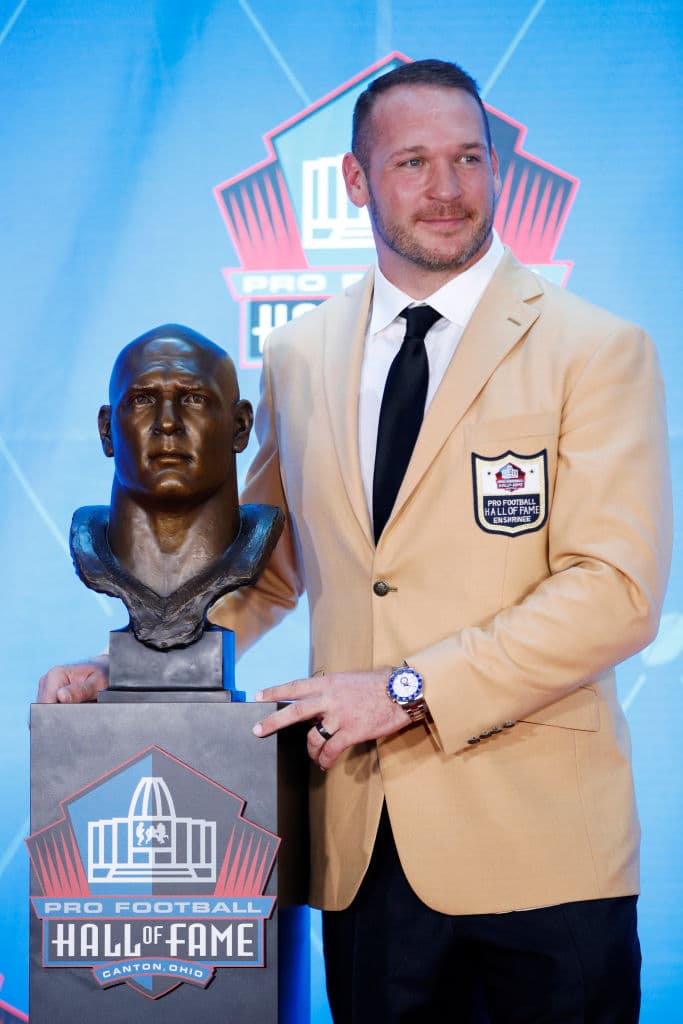 Brian Urlacher es otro liniero defensivo que brilló en su carrera. Con los Chicago Bears entre 2000 y 2012 logró 1.353 tacleos, 41.5 capturas de mariscal, 22 intercepciones y dos touchdowns.