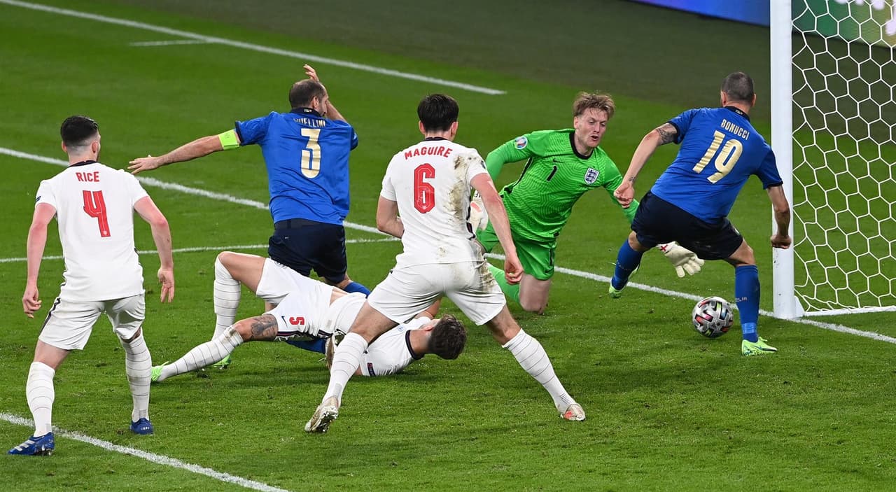 Italia es campeón indiscutible de Europa y se lleva la copa a casa. Luke Shaw abrió el marcador al minuto 2’ del encuentro y en el minuto 67, Leonardo Bonucci se encargó de igualar el marcador, ya en tiempos extra no pudieron pasar del 1-1 y, en tanda de penales, el equipo inglés no supo definir y la ‘Squadra Azzurra’ se corona en Wembley.