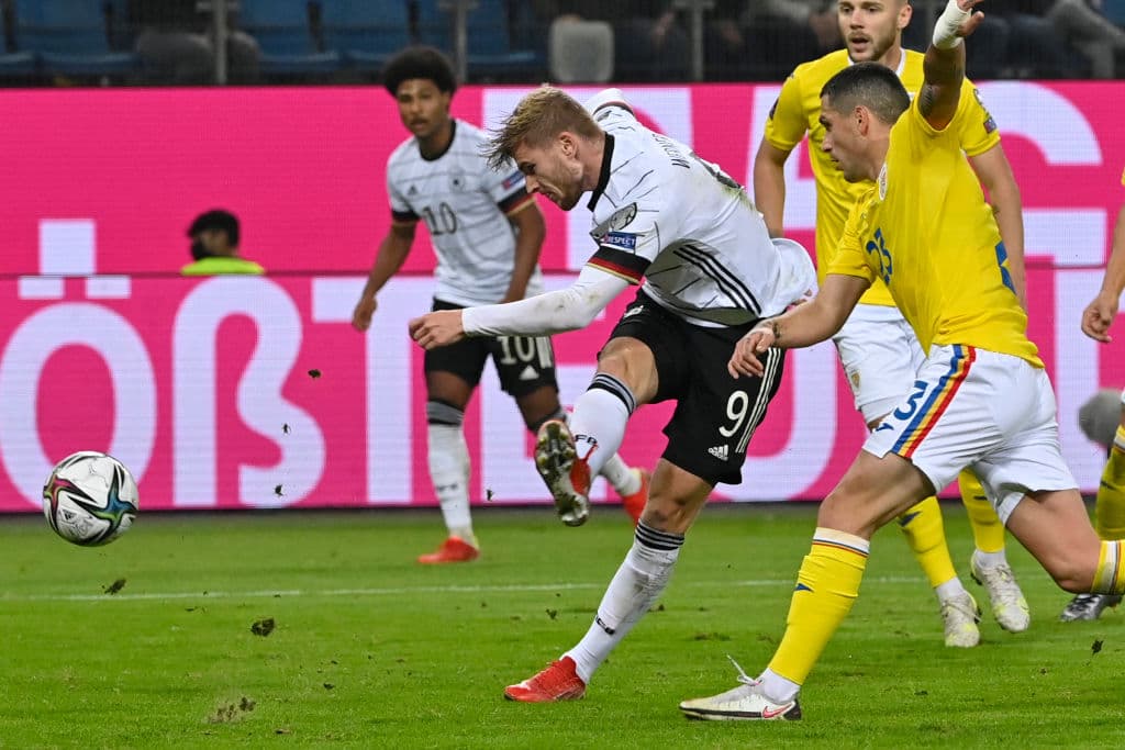 Serge Gnabry y Thomas Mueller le dan la alegría a la Alamenia y remontan 2-1 a Rumania.