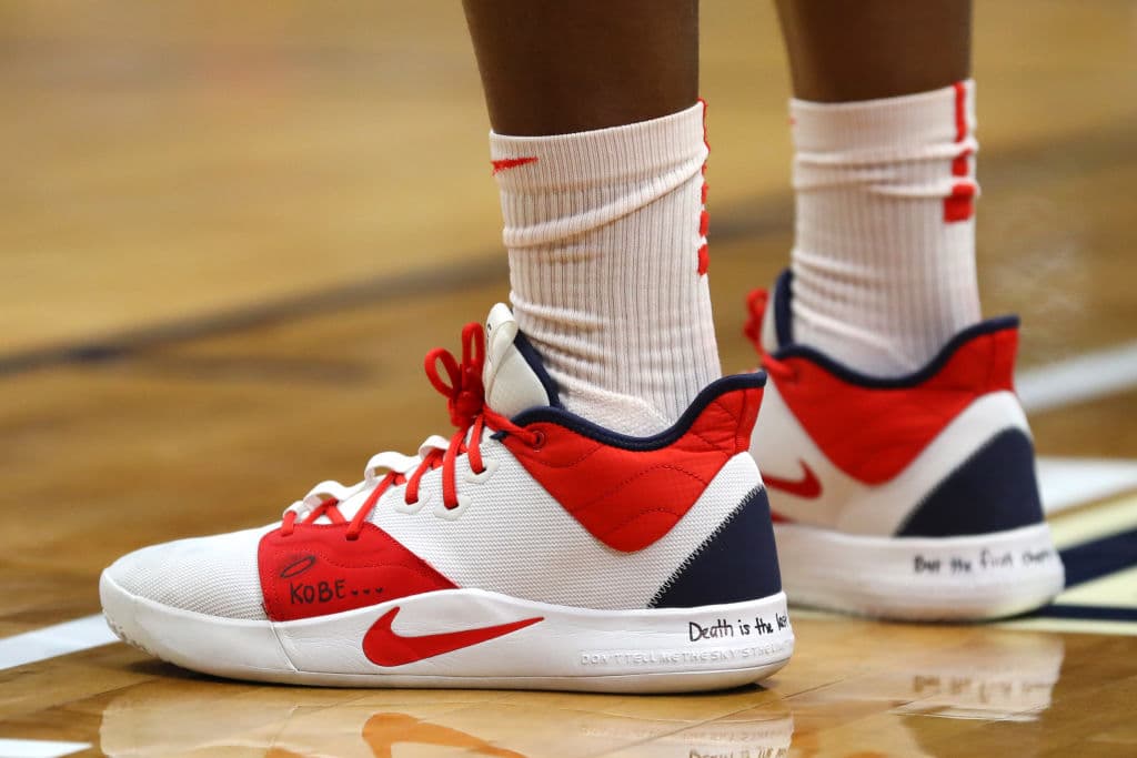 Sylvia Fowles, jugadora del equipo femenil de Estados Unidos, despide a los Bryant en sus tenis.
