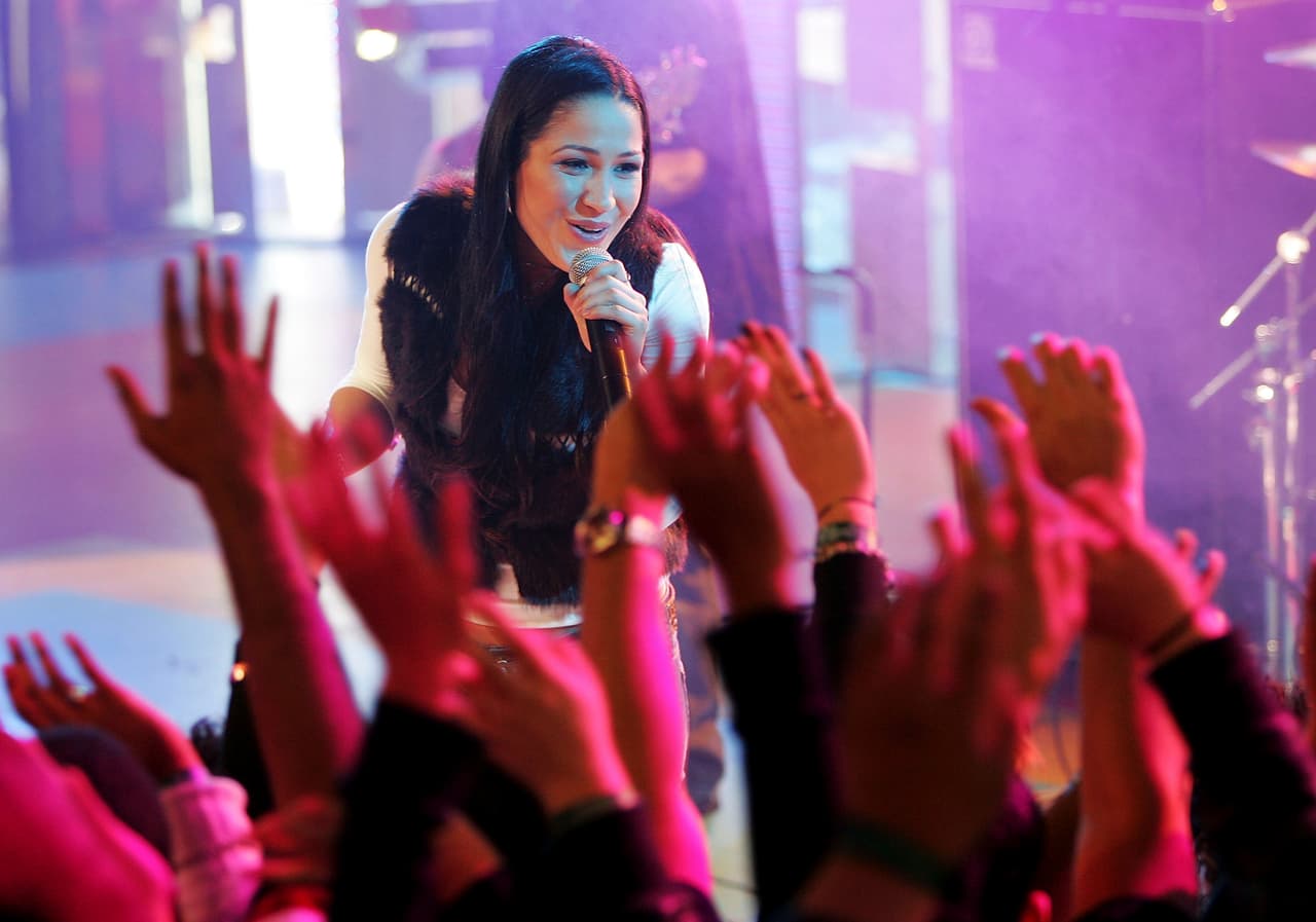 <b>Jennifer Peña</b>: la artista estadounidense de ascendencia mexicana, también participó para el Mundial de Corea y Japón 2002 con ‘Vamos al Mundial’.
<br>
<br>