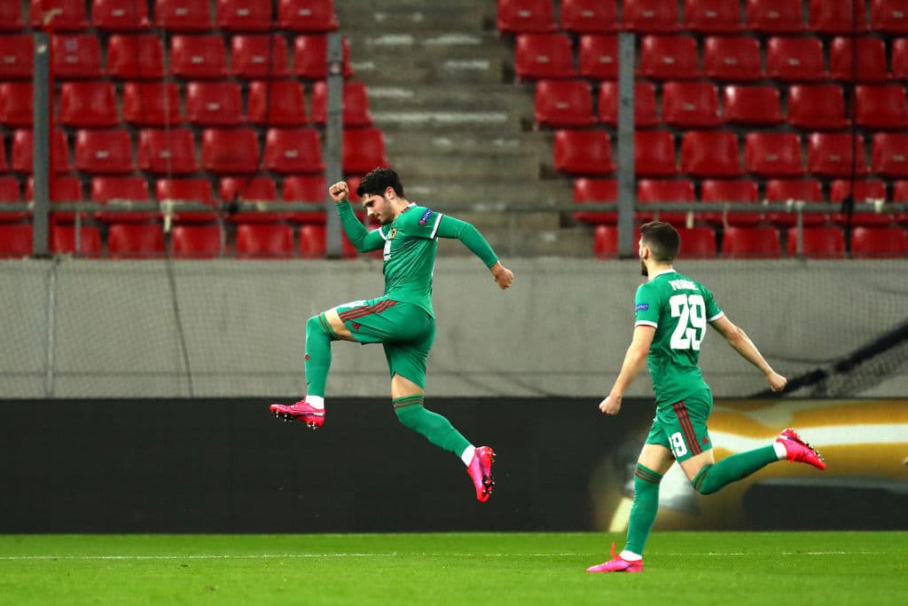 ¡Wolverhampton empata el encuentro!. Dispara Pedro Neto, la pelota pega en el pie de la barrera de Bouchalakis entra directo al lado izquerdo de la portería.