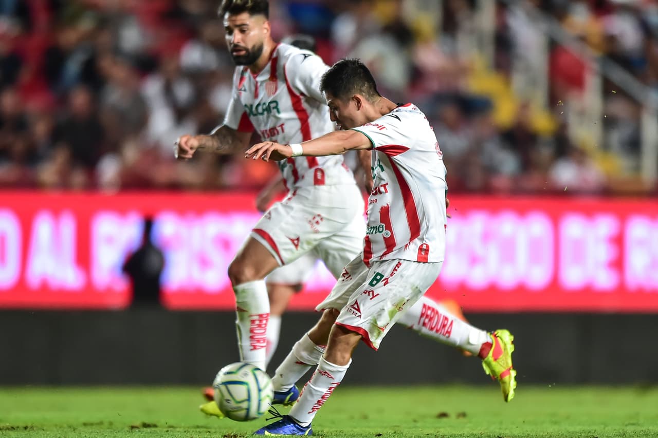 Con goles de Rodrigo Aguirre y Ponchito González, Monterrey vino de atrás para vencer 1-2 al Necaxa y treparse de forma momentánea en la cima del Apertura 2022.