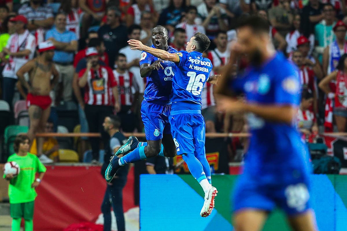 El mexicano Héctor Herrera (16) celebra con el camerunés Vincent Aboubakar el gol de Maximiliano Pereira (fuera de la foto), el 2-1 parcial al minuto 67.