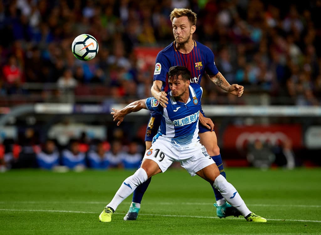 Su talento y velocidad han hecho que se sostenga en una liga de gigantes del fútbol, en la que no ha desentonado por su juego.