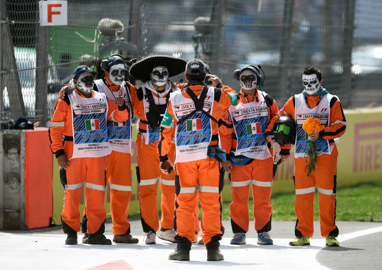 Un grupo de comisarios tomaron parte dentro de una ceremonia floral, previo al Día de los Muertos que se celebrará en México el 1 y 2 de noviembre.