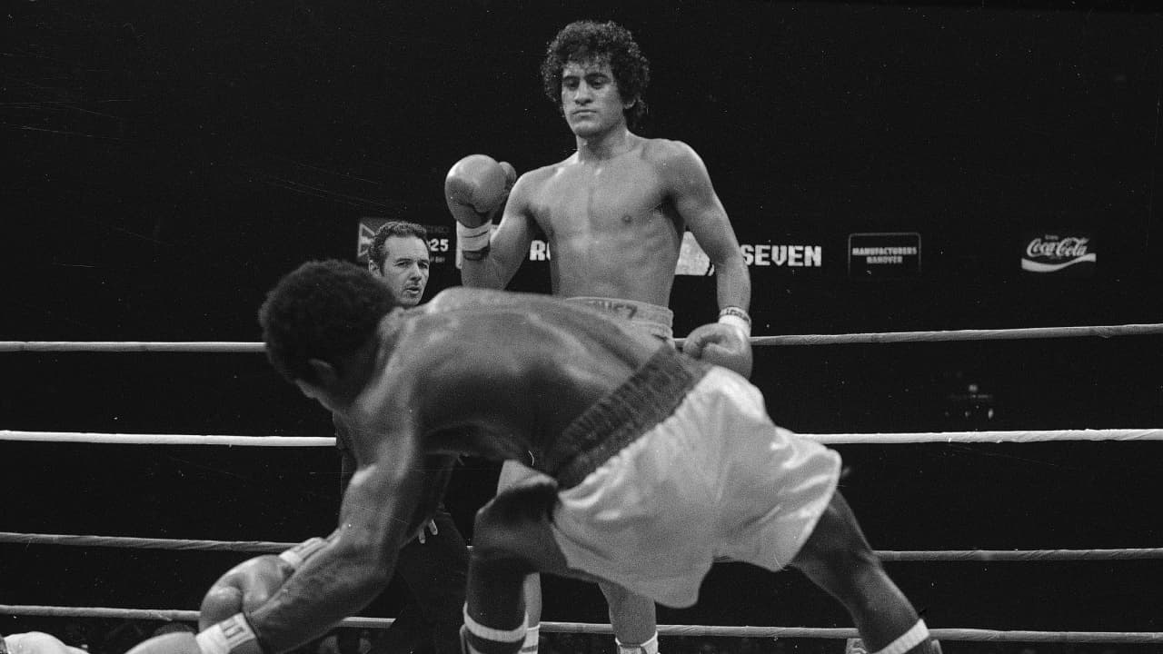 Salvador Sánchez | En su corta carrera sumó 44 victorias, un empate y una derrota. El que probó suerte en la lucha libre antes del box, falleció a los 23 años en un accidente automovilístico. Las diez defensas de su campeonato pluma hicieron que a ojos de propios y extraños pareciera toda una bestia en el ring.