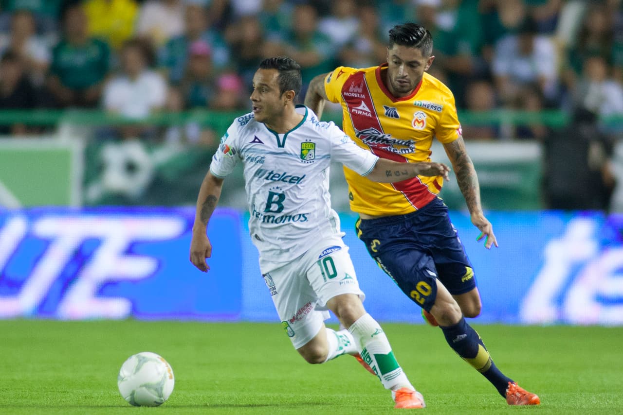 LEON, MEXICO - MAY 14: Luis Montes of Leon dribbles past Rodrigo Millar of Morelia during the quarter finals second leg match between Leon and Morelia as part of the Clausura 2016 Liga MX at Leon Stadium on May 14, 2016 in Leon, Mexico. (Photo by Leopoldo Smith Murillo/LatinContent/Getty Images)
