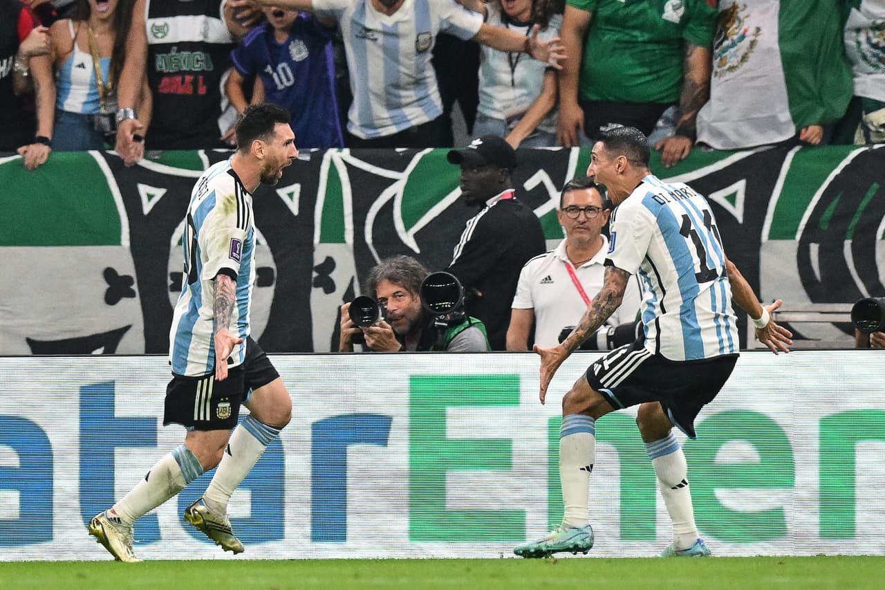 La Selección de Argentina sacó los tres puntos tres vencer a México por dos goles contra cero con las anotaciones de Messi y Fernández en el segundo tiempo con lo que se coloca en el segundo lugar del Grupo C y México cae al sótano.