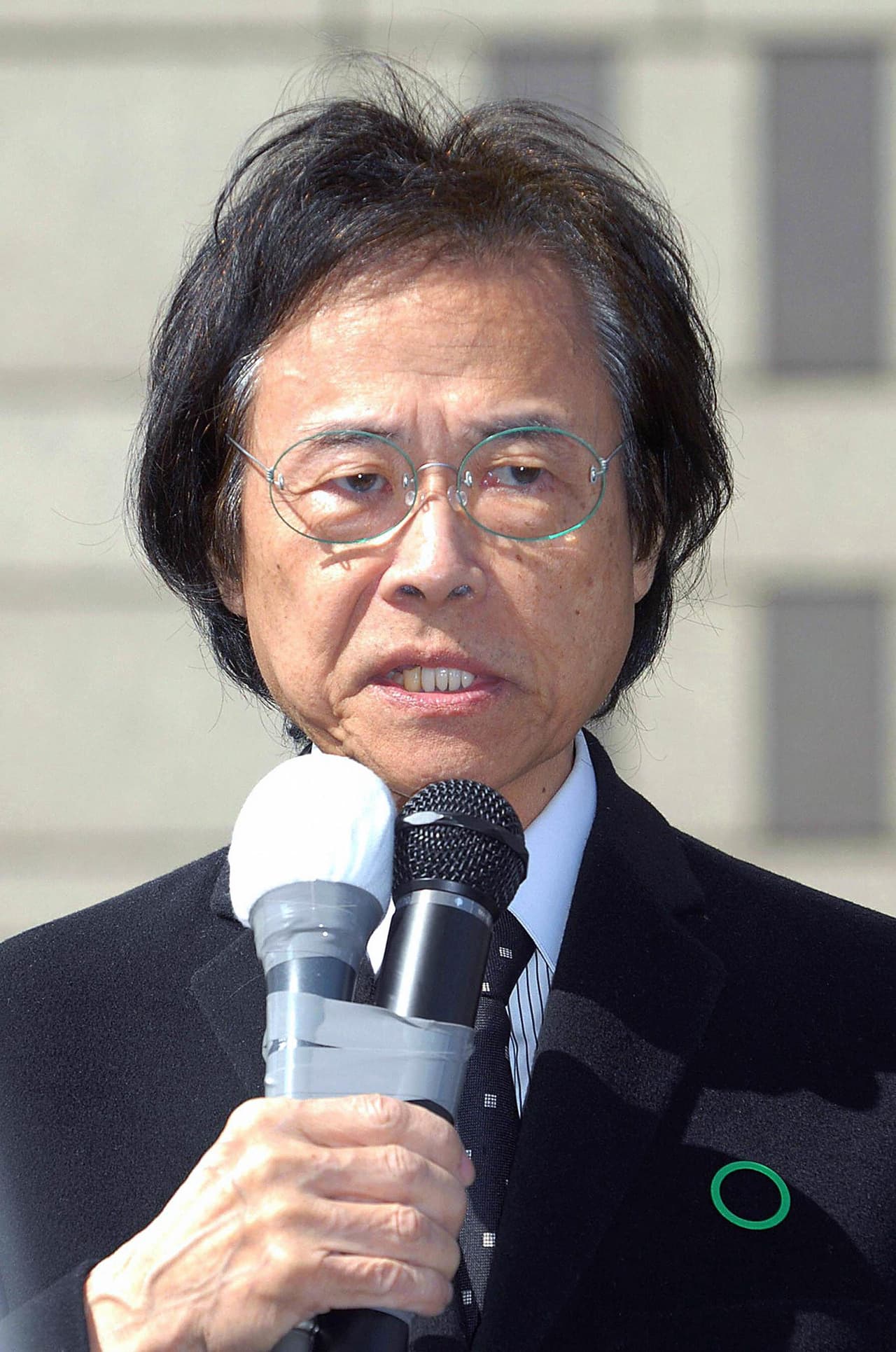 Preocupado ante la grave contaminación producida por la industria japonesa, se lanzó como candidato a la prefectura de Tokyo en 2007. Perdió la elección, pero ayudó a fundar el Partido Verde japonés.