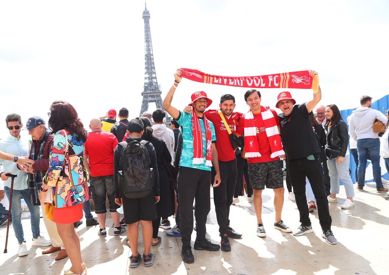 Los aficionados del Liverpool y Real Madrid comienzan a invadir las calles de París a unas horas de la Final de Champions League.