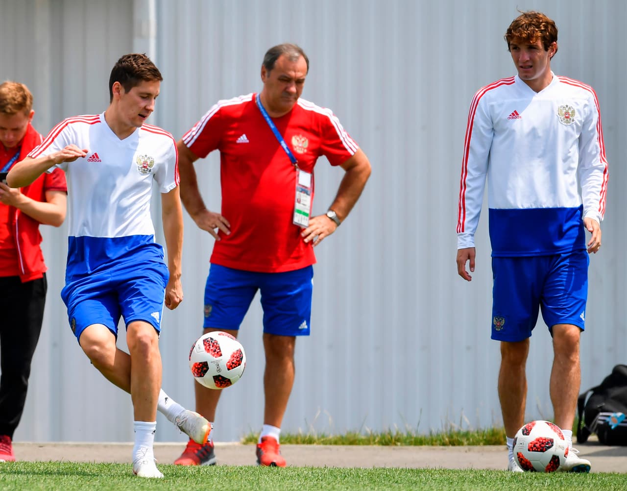 Daler Kuzyaev (izquierda) y Mario Fernandes (derecha) serán titulares en el medio campo y en la lateral izquierda, respectivamente, para la selección de Rusia.
