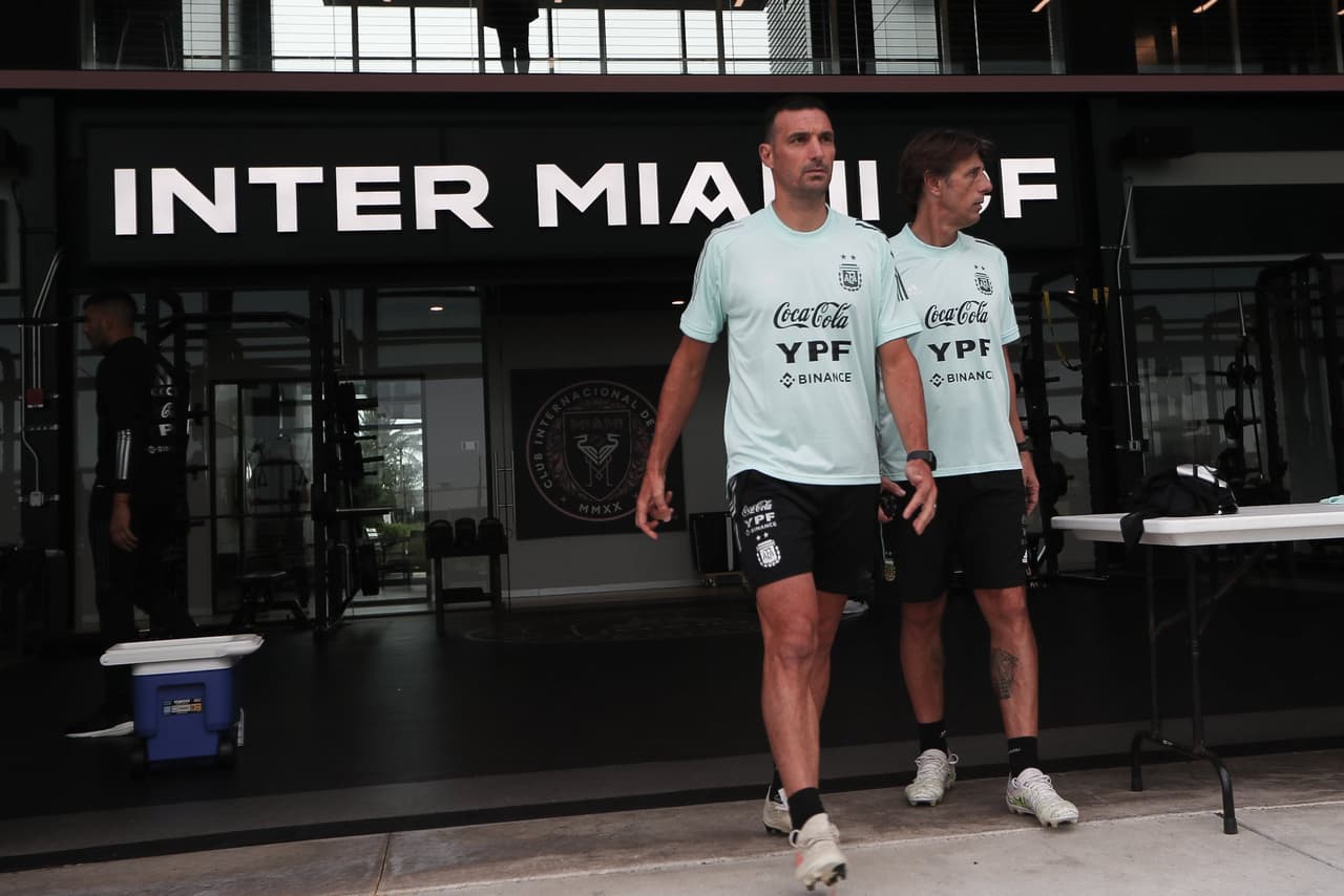 El seleccionador Lionel Scaloni supervisó los movimientos de los jugadores.