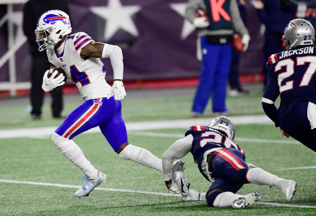Steffon Diggs supera las 120 yardas por aire y recibe 3 pases de anotación en la victoria 38-9 sobre los New England Patriots.