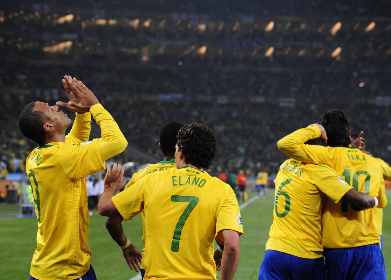 Para muchos narradores se hizo mucha más complicada la presencia de Elano en el equipo de Brasil cuando compartió con su compatriota Kaká.