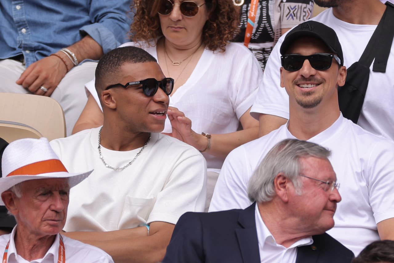 Mbappé y Zlatan viendo a Djokovic en la Final de Roland Garros.
