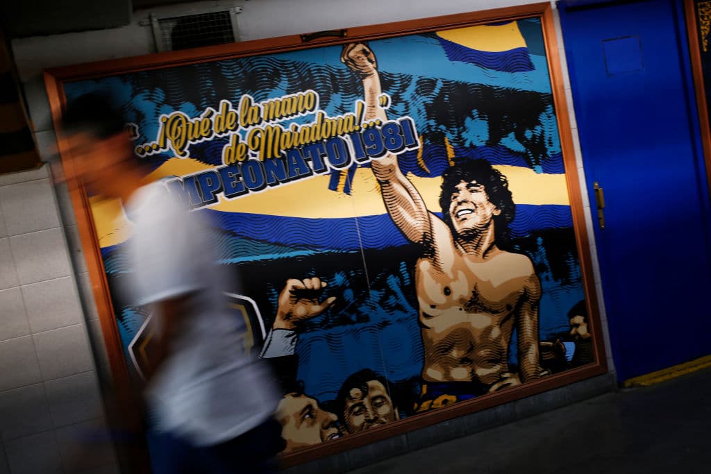 Una pintura de Maradona recuerda el campeonato logrado en 1981.
