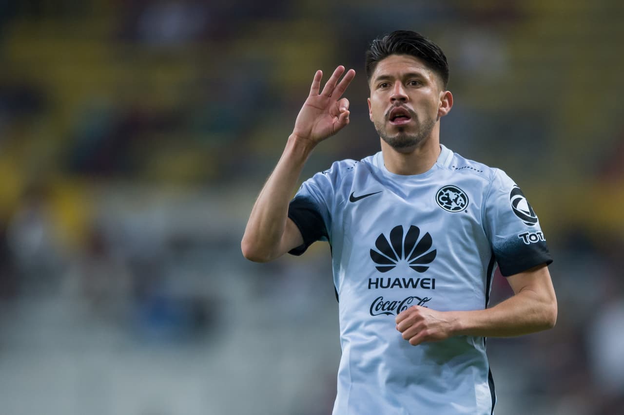 Antonio Carlos Santos explota contra Oribe Peralta