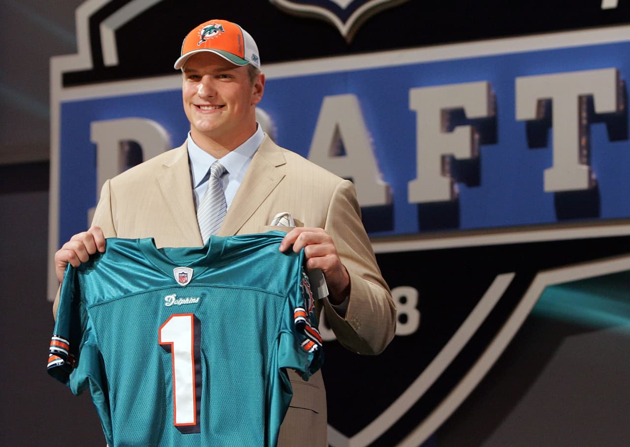 2008 — JAKE LONG
<b>Miami Dolphins</b> | OT Michigan
<br>El comisionado de la NFL, Roger Goodell, posa con el tackle de Michigan, Jake Long, luego de ser seleccionado en primer lugar por los Miami Dolphins en el draft de la NFL el sábado 26 de abril de 2008 en Nueva York. (Foto AP / Jason DeCrow)