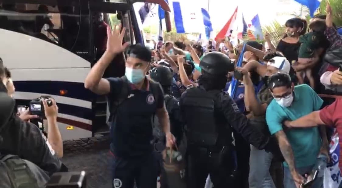 Cruz Azul llega a Torreón para disputar la final de ida del futbol mexicano y sus aficionados salen de sus casas para darles una cálida bienvenida.