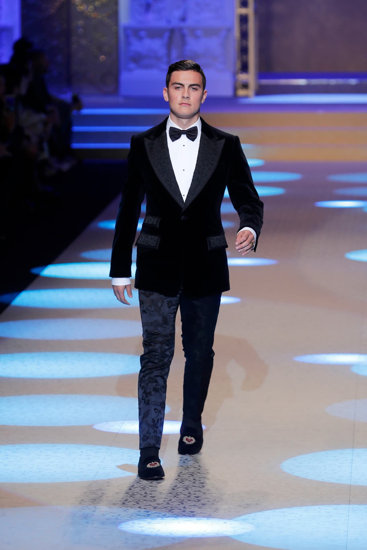 El jugador modeló para la marca Dolce & Gabbana e hizo su debut en las pasarelas.