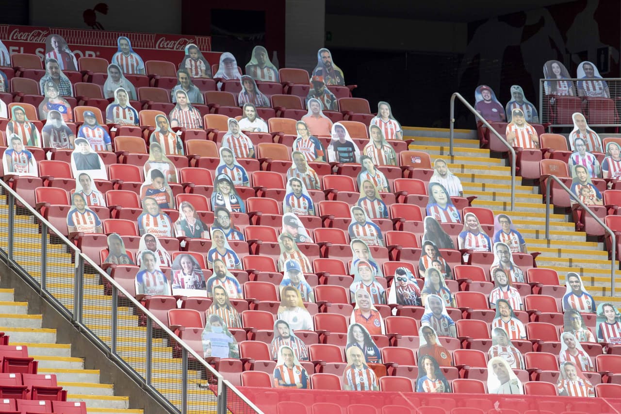 Imágenes del público de cartón en el Estadio Akron.