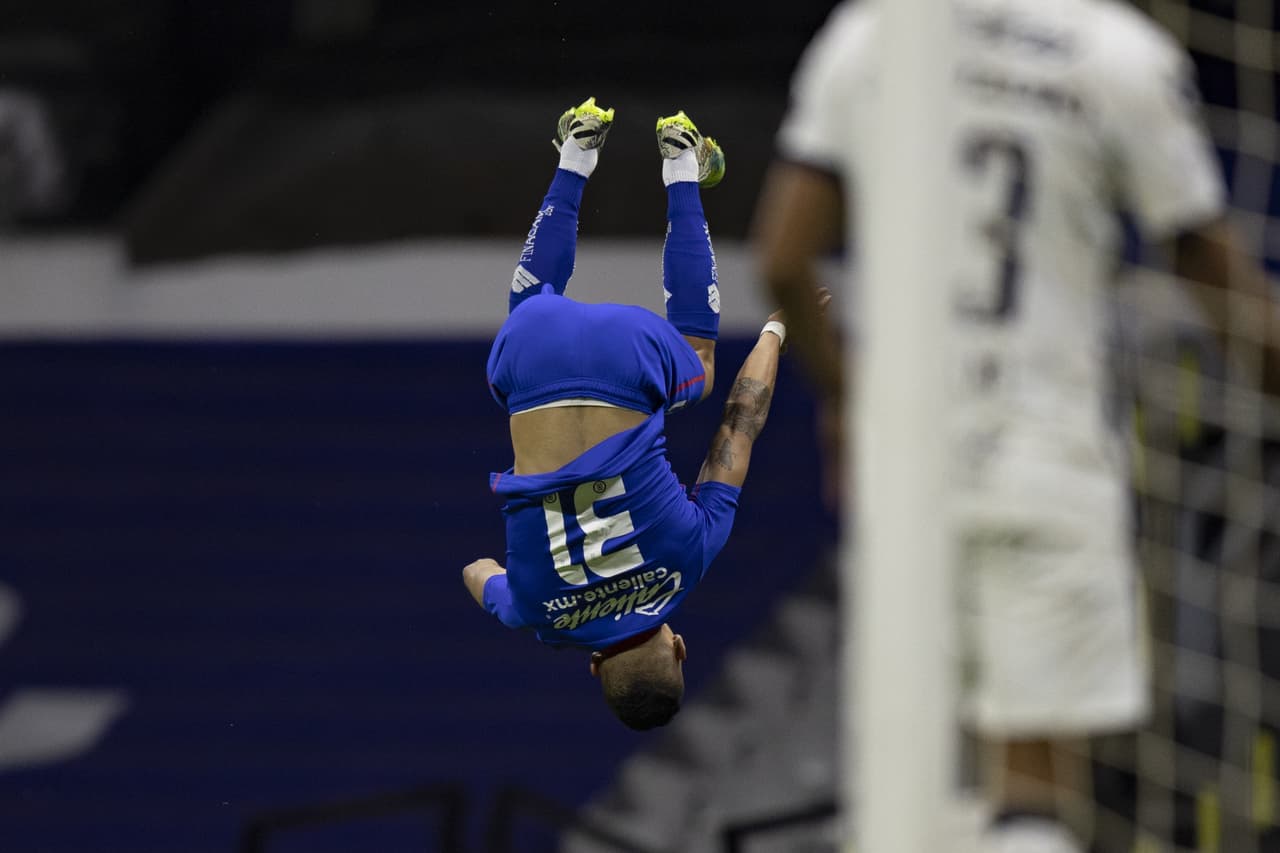Dinenno rescató el resultado en la recta final para clasificar a la fiesta grande en segundo lugar. | Orbelín Pineda abrió el marcador para los cementeros; Juan Ignacio Dinenno (86’, 90’) emparejó los cartones y dio vuelta al juego en la recta final. Pumas y Cruz Azul clasifican directamente a la Liguilla en las posiciones segunda y cuarta, respectivamente.